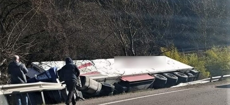 L'autoarticolato sbanda, sfonda il guardrail e finisce per ribaltarsi nel fossato